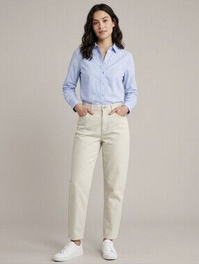 Liz Claiborne Lizwear Petite, cream straight legs Jeans, size 10